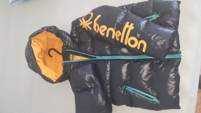 Benetton puhovka, št. M; kar je 8-9; 25 eur;pravi puh