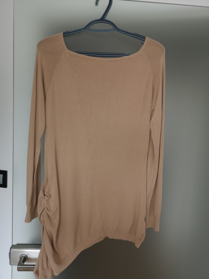 Asimetričen pulover; št. M; nov, 10 eur
