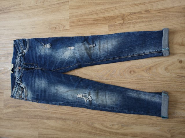 Zelo mehak jeans; raztegljiv; št. M; 25 eur