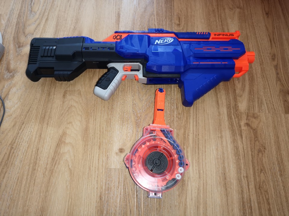 Nerf Elite Infinus, novo stane 99 eur, prodam za 45 eur