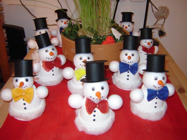 snežkoti, ustvarjeni za novoletni bazar v službi