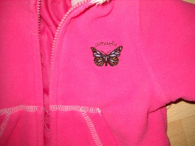 Aplikacija metuljčka na jaknici