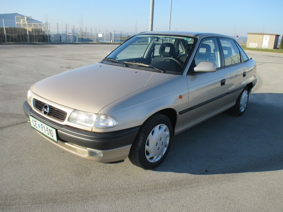 Astra classic 1.6 16v 2001 - foto povečava