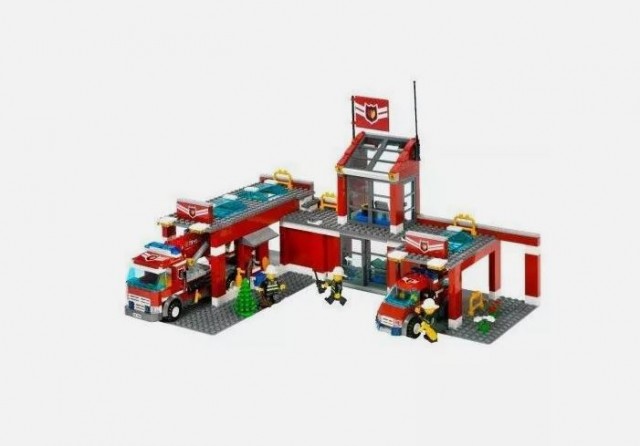 Lego gasilska postaja 7945  65€