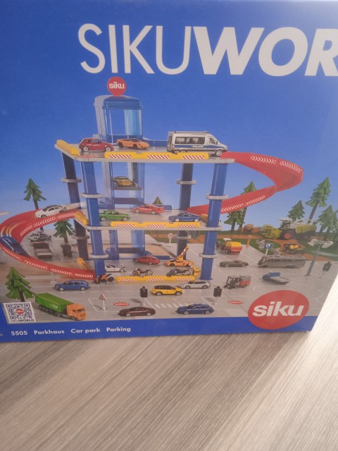 Komplet siku garaža s cesto in avtomobili - foto