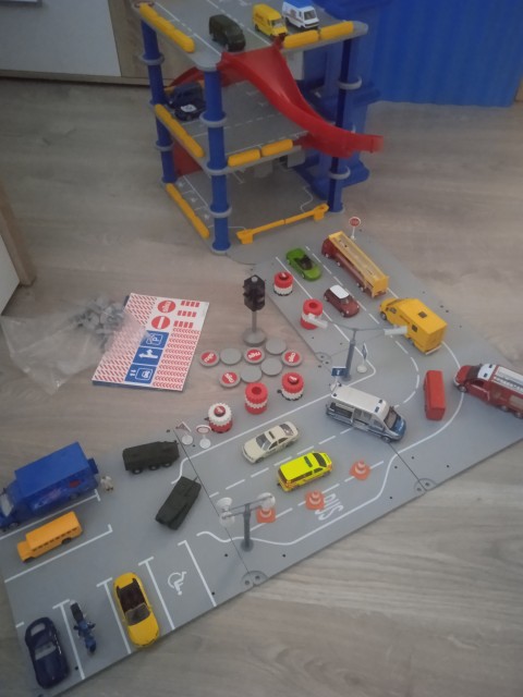Komplet siku garaža s cesto in avtomobili. 150€