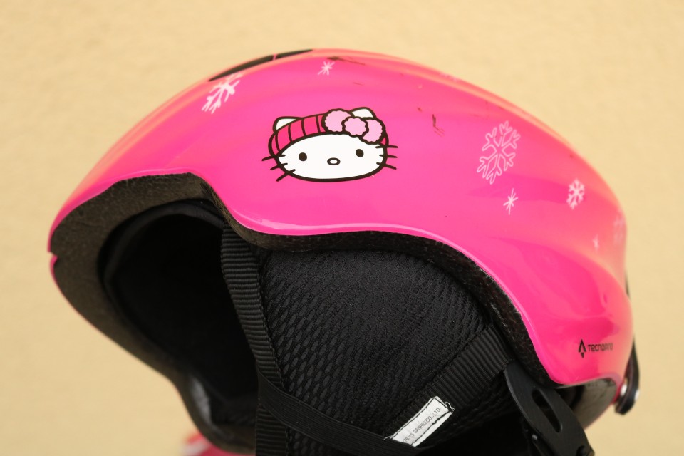 Smučarska čelada Hello Kitty 5 eur - foto povečava