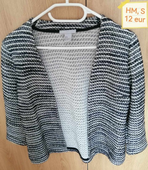 Oblačila XS, S & S-M + obutev št. 38 - foto