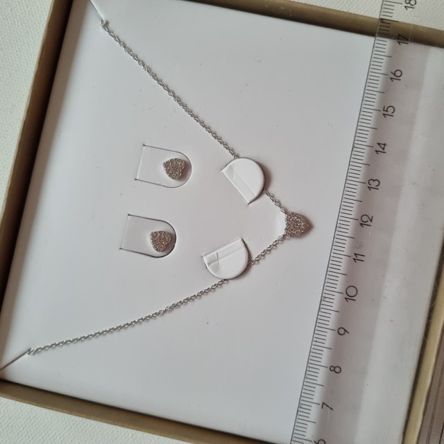 Nov komplet srčki srebrni uhani in verižica - foto