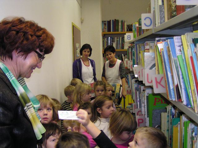 Obisk knjižnice, šol.leto 2010/11 - foto