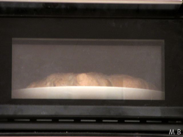 ....... počasi se peče....kruh, domači kruh!