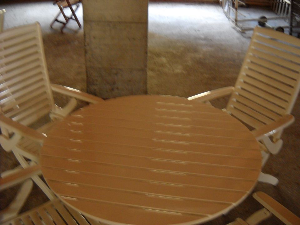 okrogla miza 120 premer + 4 stoli; 400 evrov