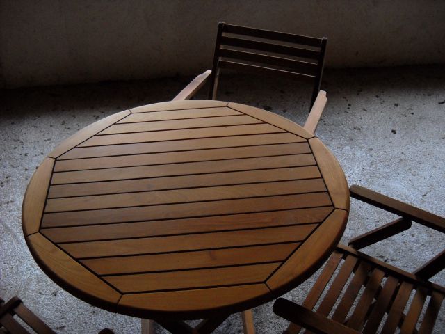 Okrogla miza premer 100 cm + 3 stoli; 250 evrov