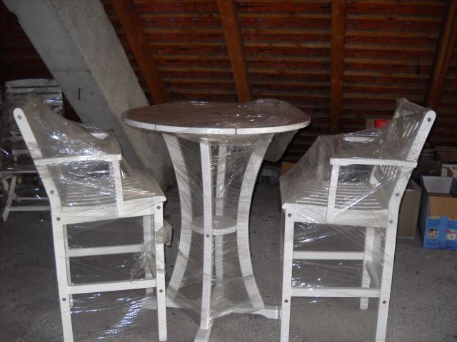Okrogla barska miza premer 90 cm, višina 110 cm + 2 barska stola; 160 evrov