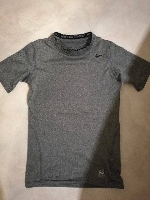 Nike športna oprijeta majica vel.140/152(10-12let)