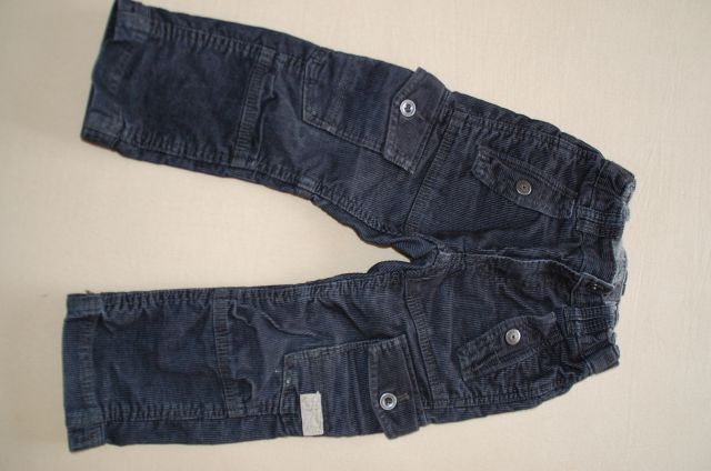 H&M, temno modre žametne hlače, št. 98, 5 €