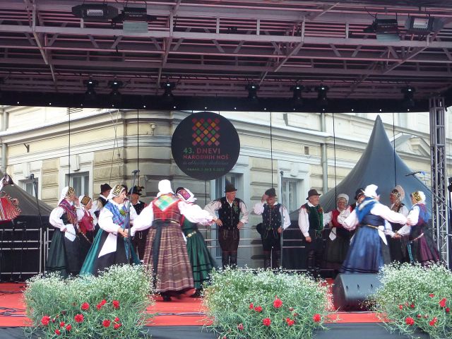  folklornih kostumov in narodnih noš  - foto