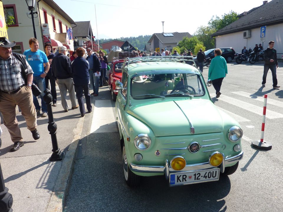 1 MAJ  SPREVOD  VOZIL   - foto povečava