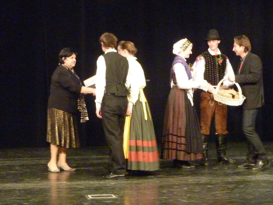 FOLKLORANA   SKUPINA  - foto povečava