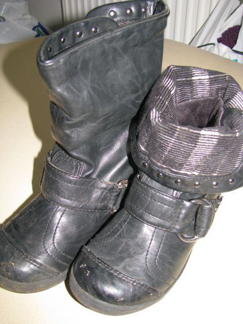 Škornji, lahko se nosijo kot gležnarji, vel. 30, 5 eur