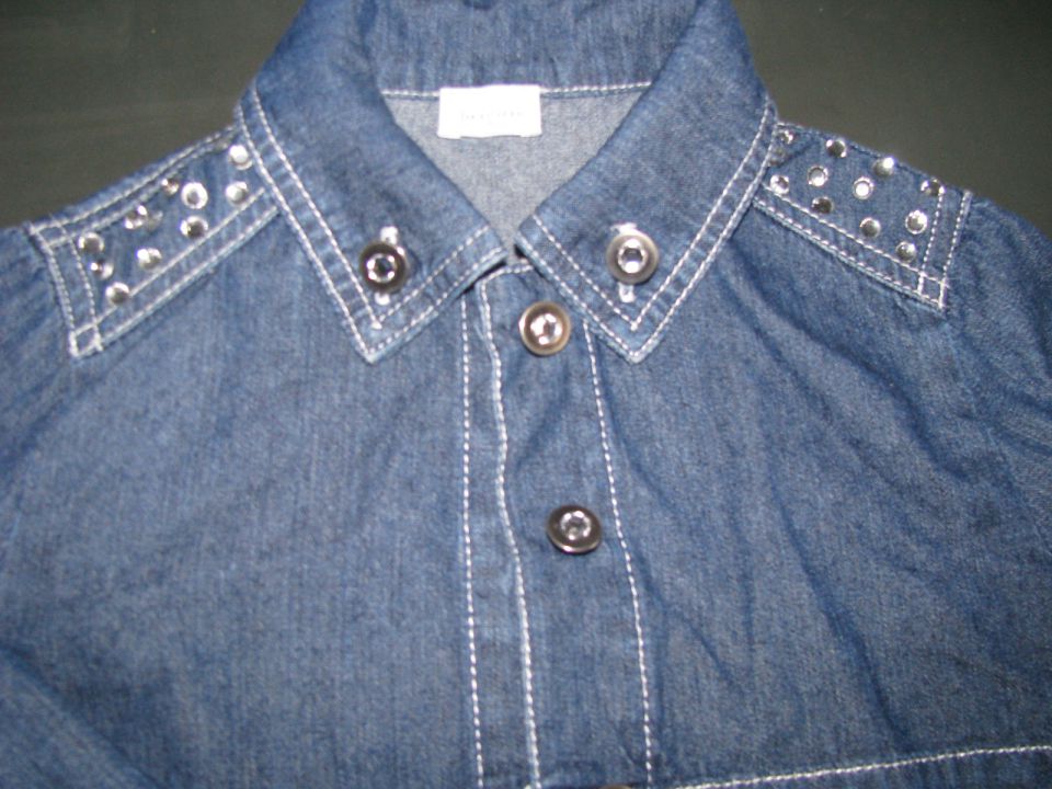 Jeans kratka jaknica s kamenjčki, od blizu.