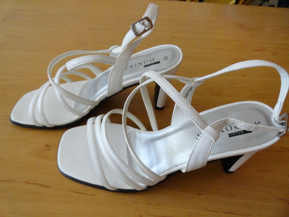 Beli sandali št.36