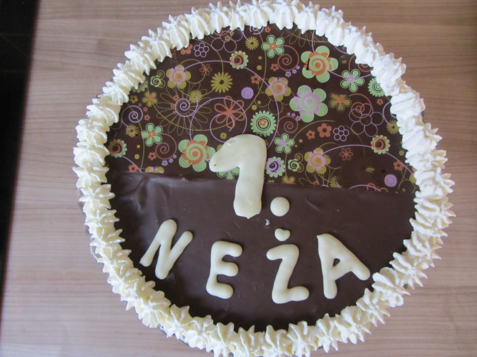 Torta, narejena s pomočjo folije za čokolado