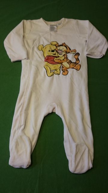 Pižama iz pliša Medvedek Pu, H&M, št. 74, 6-9 mesecev