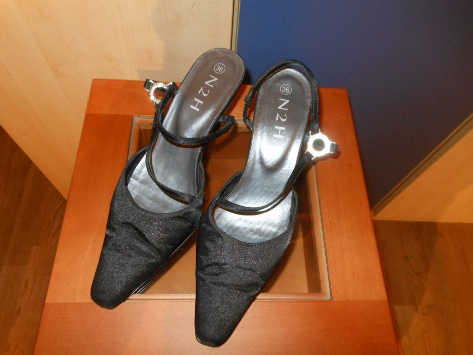 št. 36, fini elegantni črni čevlji, cena 5 €