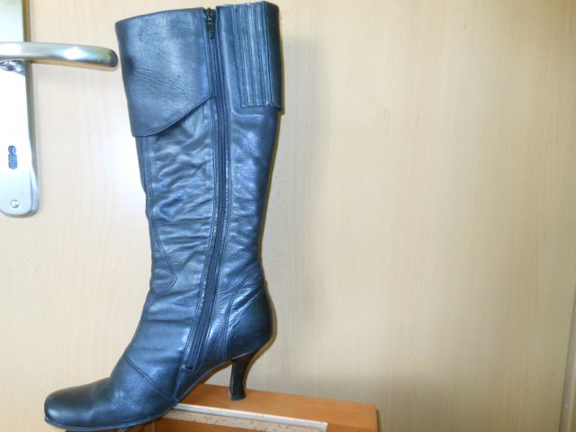 št. 36, usnjeni podloženi črni škornji, Alpina, cena 10 €