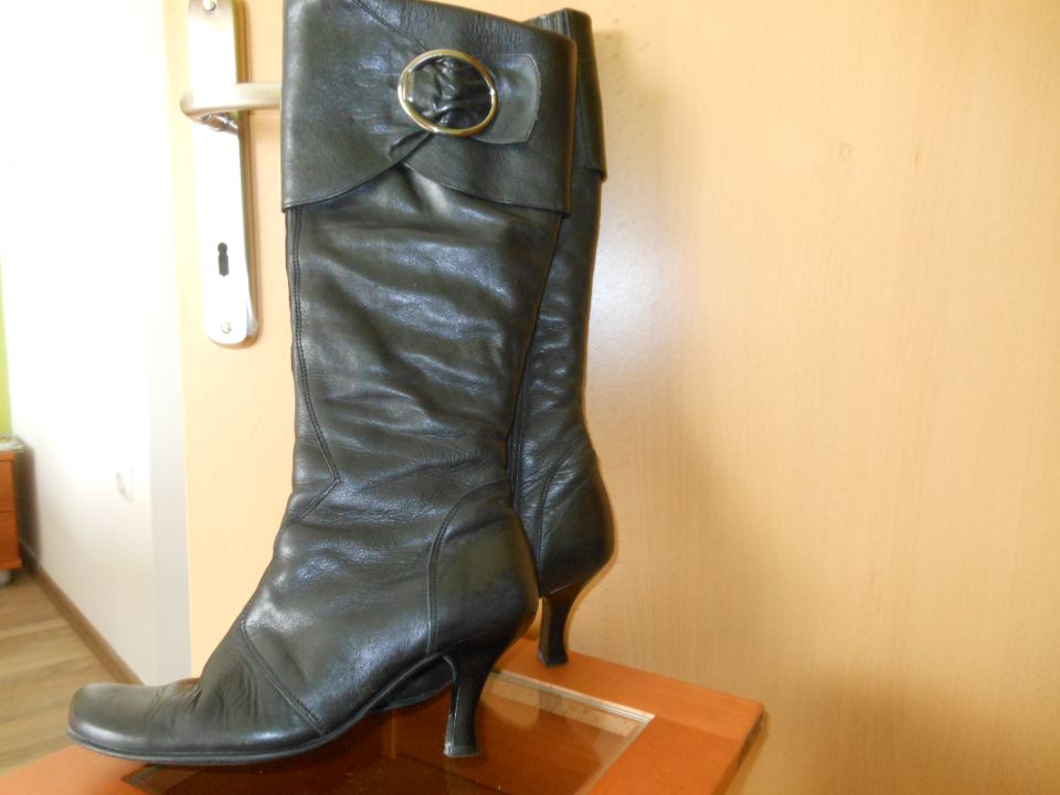 št. 36, usnjeni podloženi črni škornji, Alpina, cena 10 €