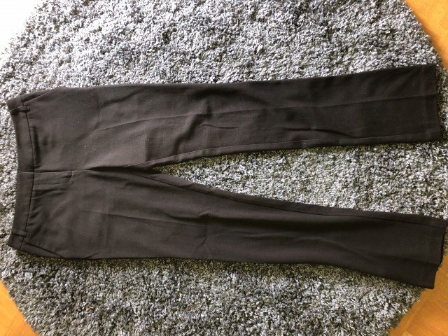 10€ črne elegantne hlače (št. 36)