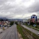 Slikano iz nadvoza iz smeri Zenica. Vidi se center Sarajeva. Na desni strani sedež Avaza.