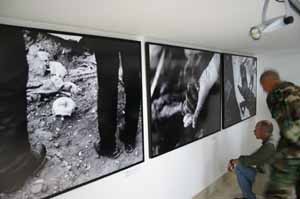 Razstava fotografij na temo Srebrenica.