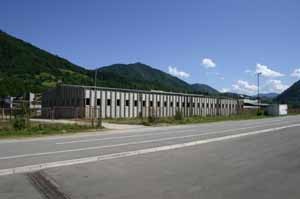 Srebrenica 2004. Tovarna akumulatorjev, v kateri so Srbi držali več kot 5.000 ljudi, ki so