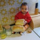 pomagam očku peči kruh