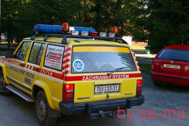 AS 2005 pozor - intervencijsko vozilo češkega avto kluba. v njem sta dva gasilca -reševalc
