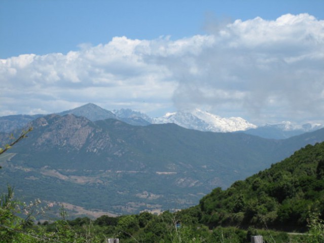 Sneg  na najvišjem vrhu na korziki (konec maja)