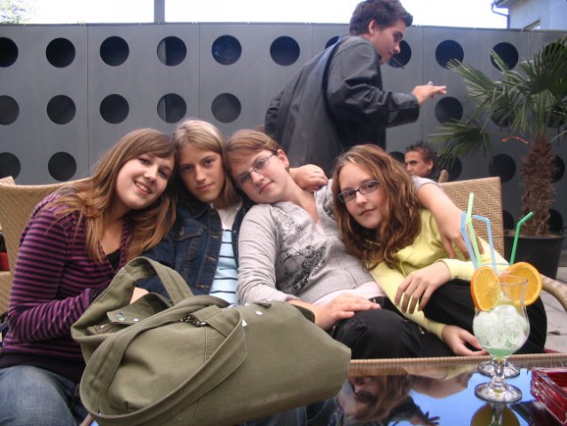Me and my friends - sql (1.b) - foto