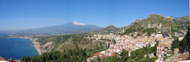 Sicilija Taormina (v ozadju Etna, levo spodaj Naxos)