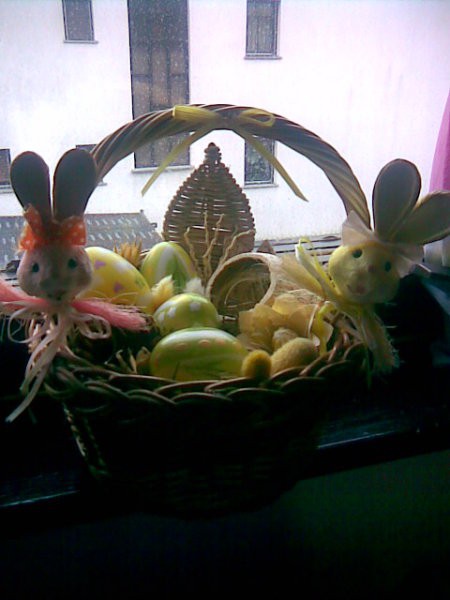 velikonočna košarica s pirhi in zajčki