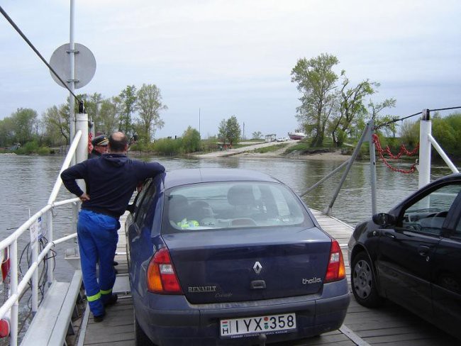 Sva usekala bližnjico in privarčevala blizu 10 km. Hecen trajekt, oziroma bolj splav.