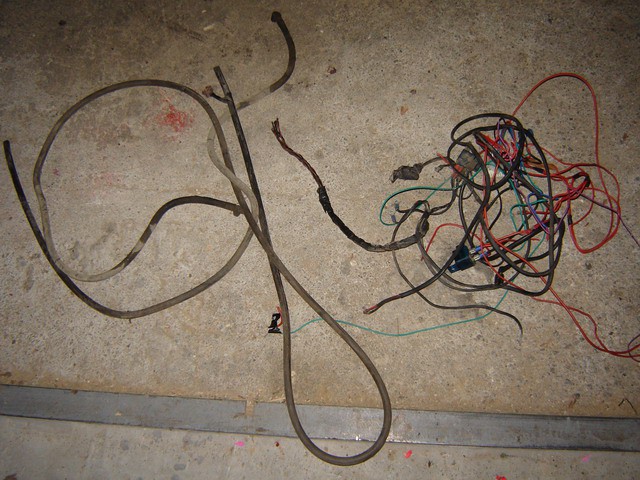 Odvečni kabli (nekoč za dalinjsko centralno, za frštekerijo ki je ni več, pa meglenke, ki 