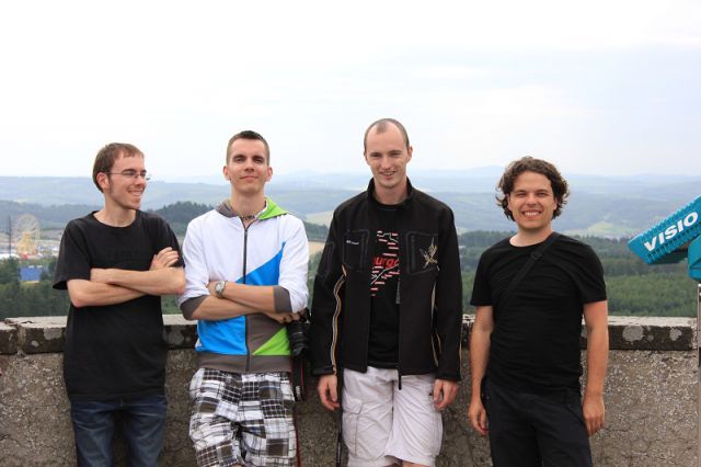 4/6 ekipe, zadaj pa GP strecke