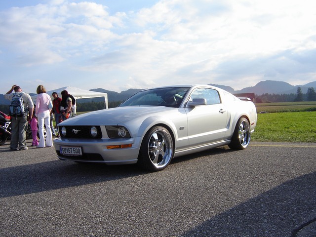Napovedovalec je rekel, da je tak model Mustanga nastopal v Tokyo driftu. Matr tale napove