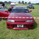R33 GT-R Skyline spredaj. Mimogrede je očitno JDM verzija saj ima na števcu le 180 KM/H (j