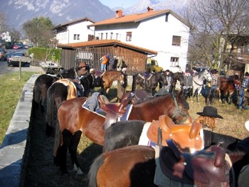 Zbrali so se konjeniki iz Idrskega in okolice Kobarida ( Livek, Sužid, Trnovo, Kobarid...)
