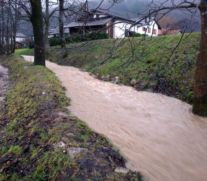 Potočc se je prelil in začel kazati svojo moč