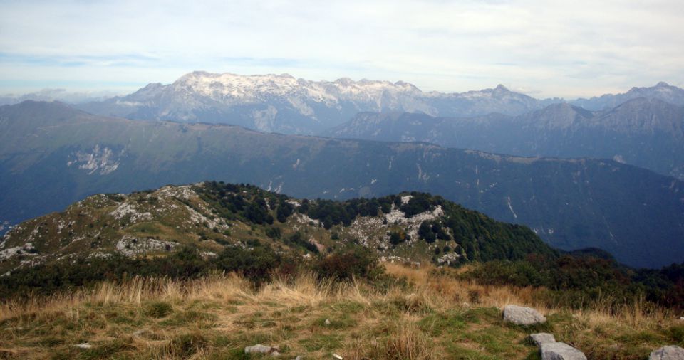 Pogled z vrha proti Kobariškemu stolu in Kaninskemu pogorju