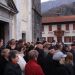 Množica zbrana pred idrsko cerkvijo